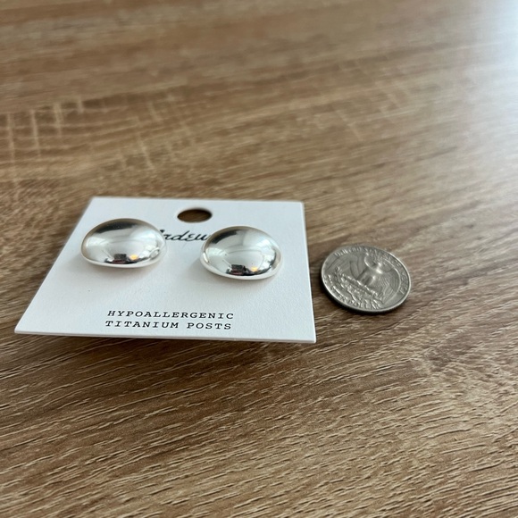 NWT Madewell Button Stud Earrings in Light Silver Ox - Picture 4 of 5